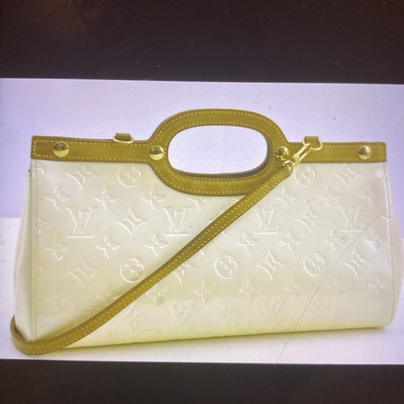 Authentic Louis Vuitton monogram Vernis Roxbury Drive cream handbag. - Picture 13 of 16